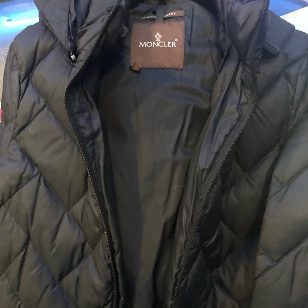 A brand new Moncler gorgeous coat thin not bulky